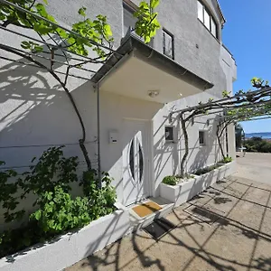 https://magic-blue-sky-apartment.hotelinzadar.com